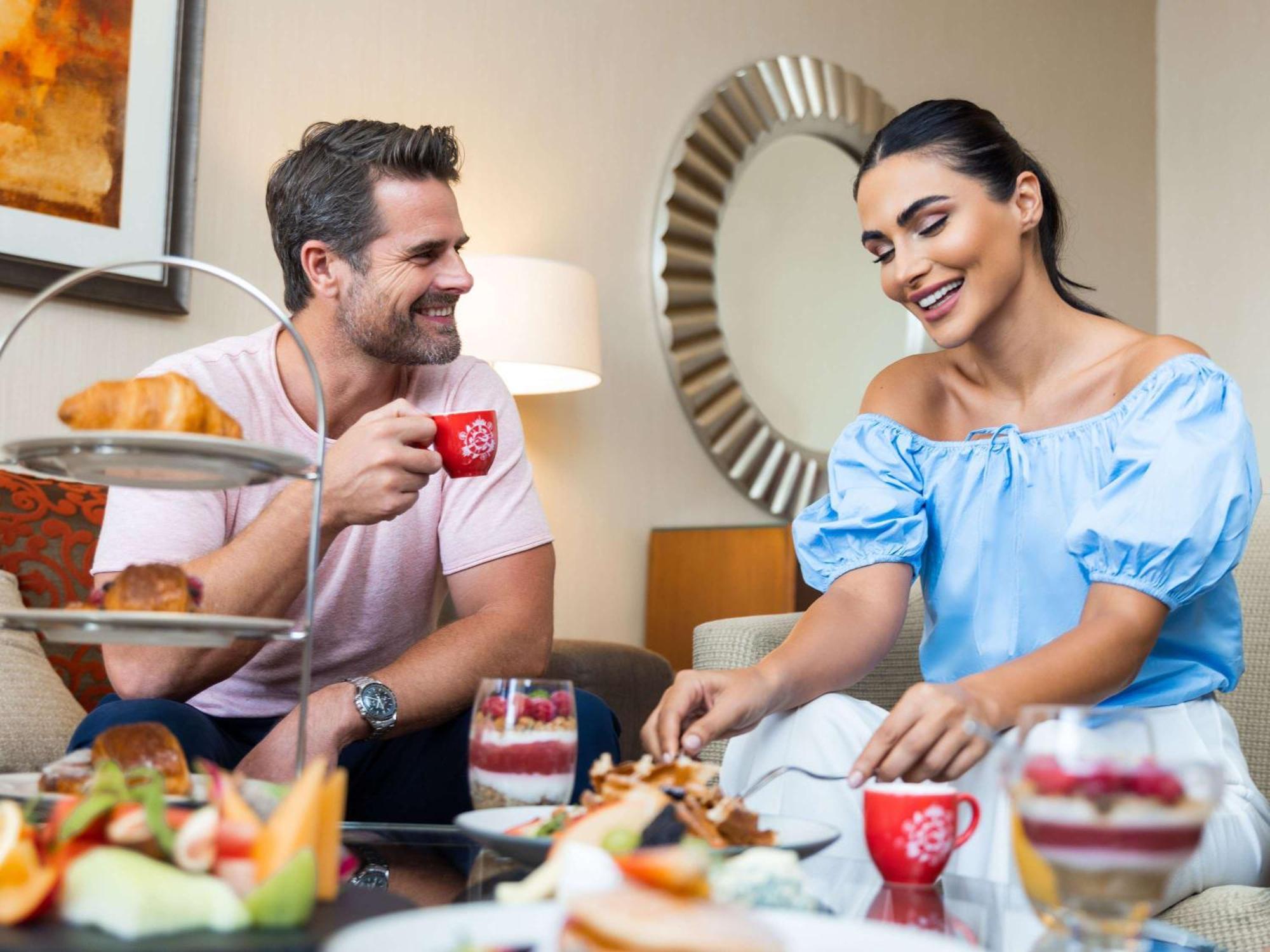 Swissotel Living Al Ghurair Dubai - Deira & Creek - Apartments Exteriör bild A couple enjoying a meal at the hotel